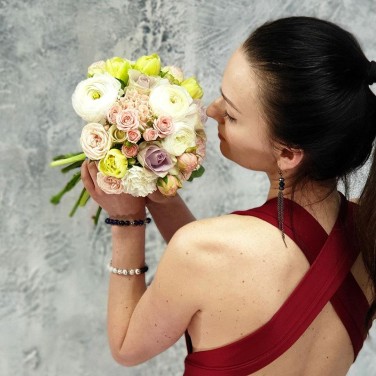 Круглый свадебный букет из ранункулюсов, тюльпанов и кустовых роз