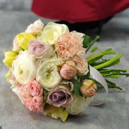 Круглый свадебный букет из ранункулюсов, тюльпанов и кустовых роз