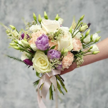 Компактный букет из лизиантуса, астильбы и пионовидных роз