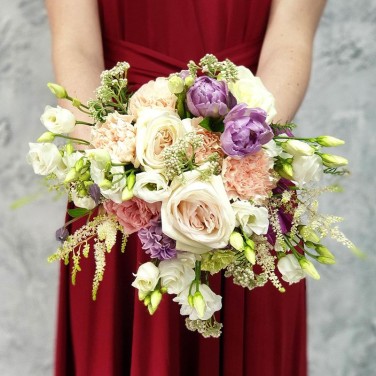 Компактный букет из лизиантуса, астильбы и пионовидных роз