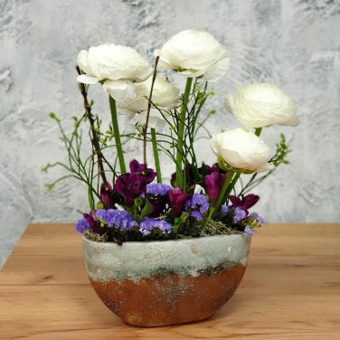 Композиция в офис с ранункулюсами