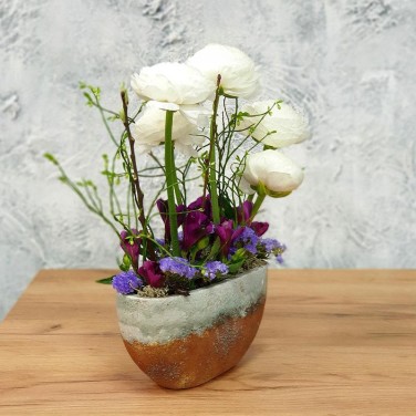 Композиция в офис с ранункулюсами