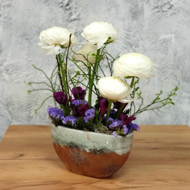 Композиция в офис с ранункулюсами