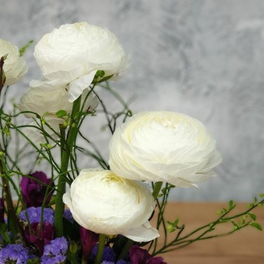 Композиция в офис с ранункулюсами