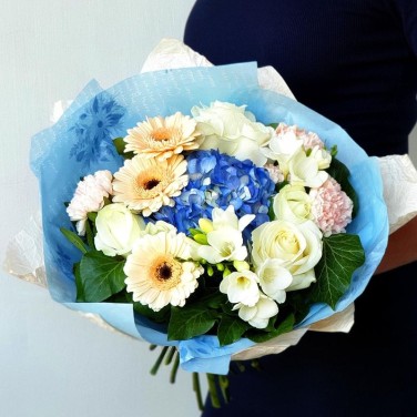 Букет из гортензии, гербер и фрезии Небесный топаз