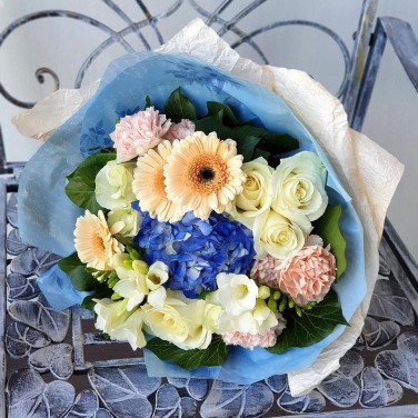 Букет из гортензии, гербер и фрезии Небесный топаз