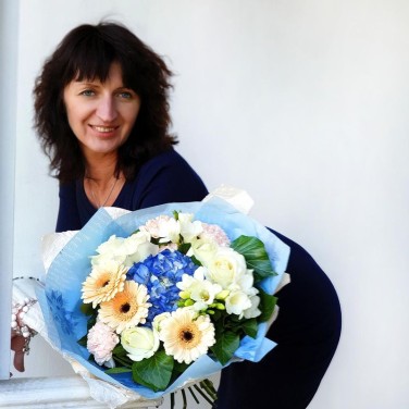 Букет из гортензии, гербер и фрезии Небесный топаз