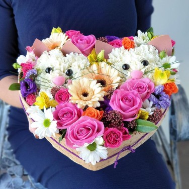 Композиция в сердце Котята из цветов