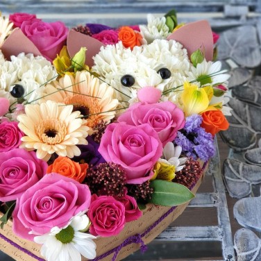 Композиция в сердце Котята из цветов