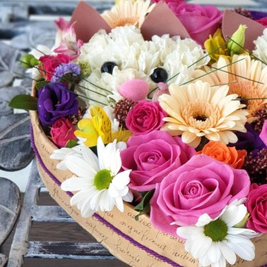 Композиция в сердце Котята из цветов