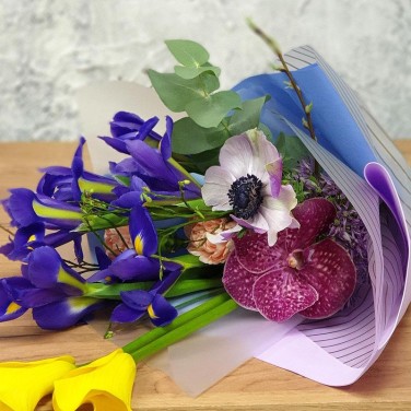 Оригинальный букет из ирисов и анемон