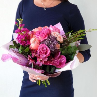 Букет из пионов, маттиолы и орхидеи