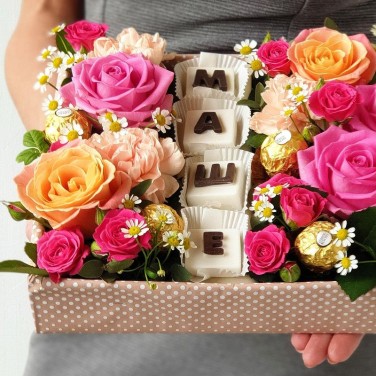 Композиция цветочная с шоколадными буквами Маше