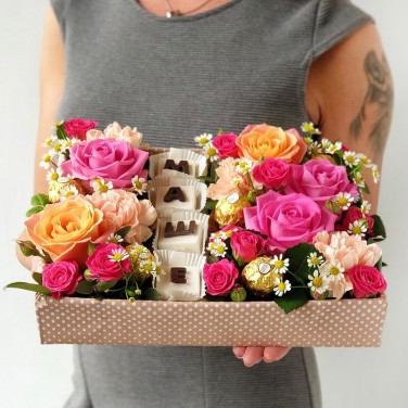 Композиция цветочная с шоколадными буквами Маше