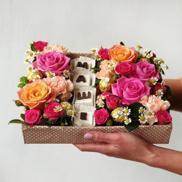 Композиция цветочная с шоколадными буквами Маше