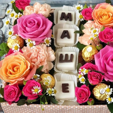 Композиция цветочная с шоколадными буквами Маше