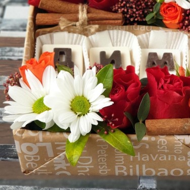 Цветочная композиция с шоколадными буквами Диме