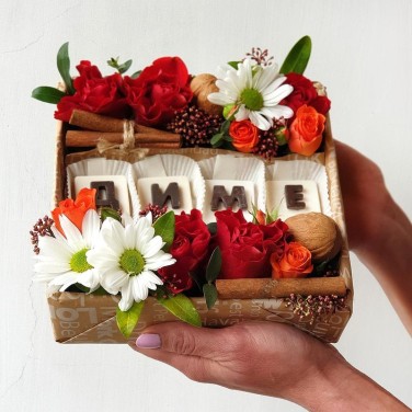 Цветочная композиция с шоколадными буквами Диме