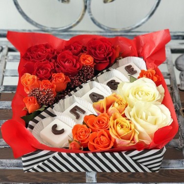 Сладкая композиция с шоколадными буквами Славе