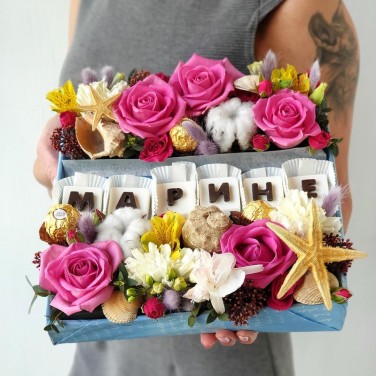 Цветочная композиция с шоколадными буквами Марине