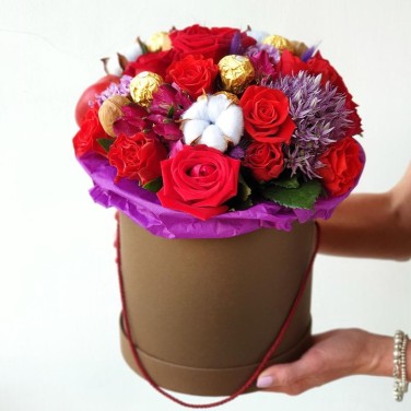 Шляпная коробка из роз и конфет Праздничная