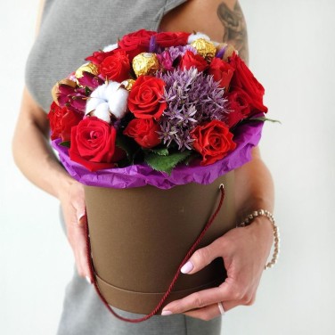 Шляпная коробка из роз и конфет Праздничная