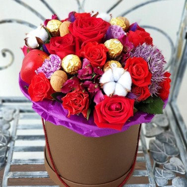 Шляпная коробка из роз и конфет Праздничная