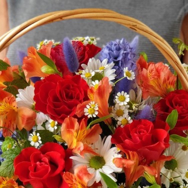 Летняя корзина из роз Золотое кольцо