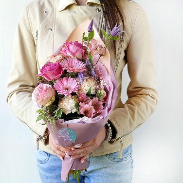 Небольшой букет из роз, гербер Привкус пралине