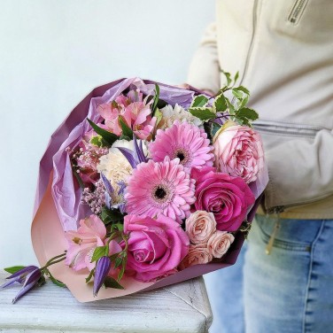 Небольшой букет из роз, гербер Привкус пралине