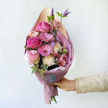 Небольшой букет из роз, гербер Привкус пралине