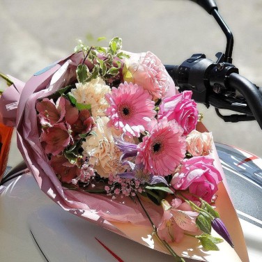 Небольшой букет из роз, гербер Привкус пралине