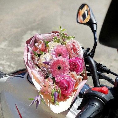 Небольшой букет из роз, гербер Привкус пралине