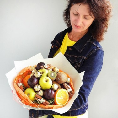 Вкусный букет из фруктов и конфет С заботой о…