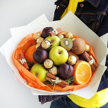 Вкусный букет из фруктов и конфет С заботой о…