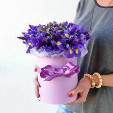 Ирисы и гортензия в коробке Приятный секрет