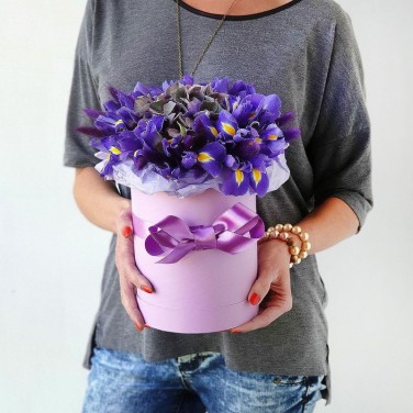 Ирисы и гортензия в коробке Приятный секрет