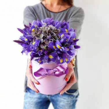 Ирисы и гортензия в коробке Приятный секрет