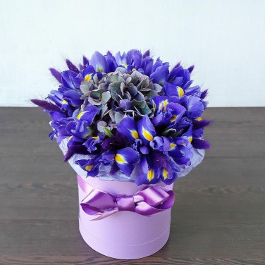 Ирисы и гортензия в коробке Приятный секрет