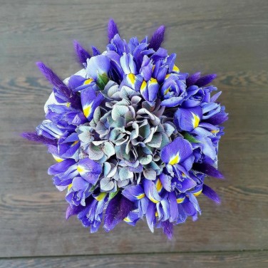 Ирисы и гортензия в коробке Приятный секрет