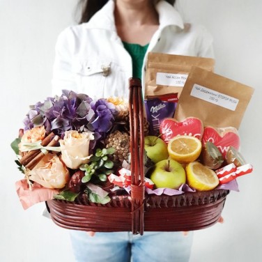 Большая корзина с фруктами, сладостями и чаем