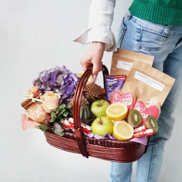 Большая корзина с фруктами, сладостями и чаем