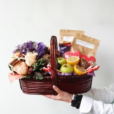 Большая корзина с фруктами, сладостями и чаем