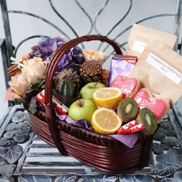 Большая корзина с фруктами, сладостями и чаем