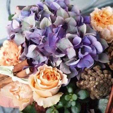 Большая корзина с фруктами, сладостями и чаем