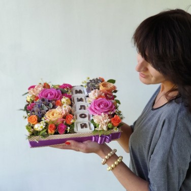 Композиция с шоколадными буквами Милой