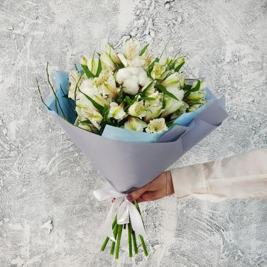 Авторский букет из альстромерии, хлопка и черничника