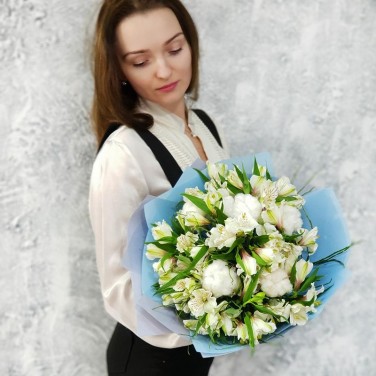 Авторский букет из альстромерии, хлопка и черничника