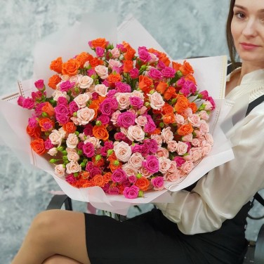 Букет из разноцветной кустовой розы Разное настроение