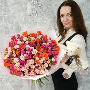 Букет из разноцветной кустовой розы Разное настроение